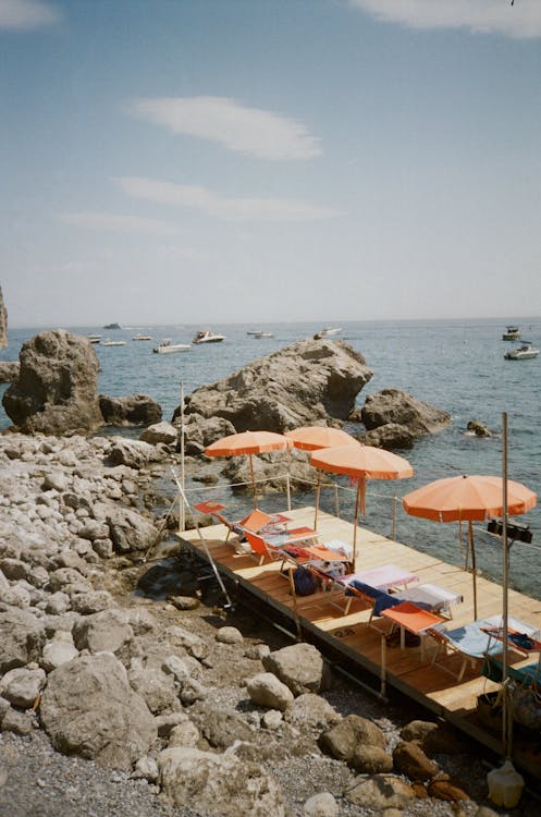 Plage privée avec transats et parasols face à la Méditerranée